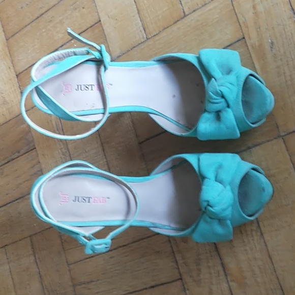 Gorgeous turquoise platform heels with bow, size 9 - Picture 2 of 4